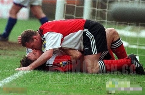 足球场上的不雅动作很黄很暴力图比较多特别申明没有xx图看来观众对