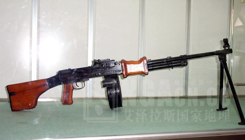 rpd原产前苏联,一般通称捷格加廖夫轻机枪,代替前苏联马克沁重机枪