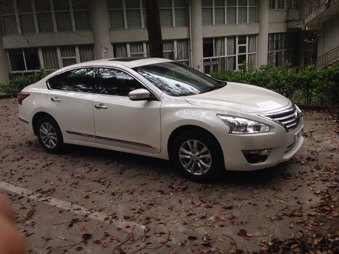 土豪从中骗声望的吊丝来了日产新天籁20白色舒适简单作业又一发