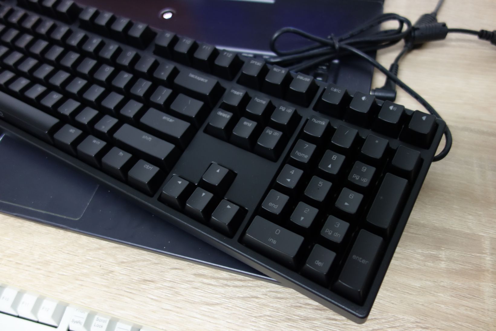 kbtalking one 108 白色橙光奶轴/黑色白光绿轴机械键盘 开箱 渣图