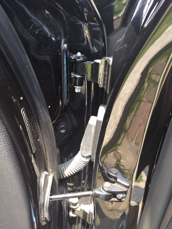 刚才看车拖家的帖子突发奇想大家车门的铰链是啥样子的