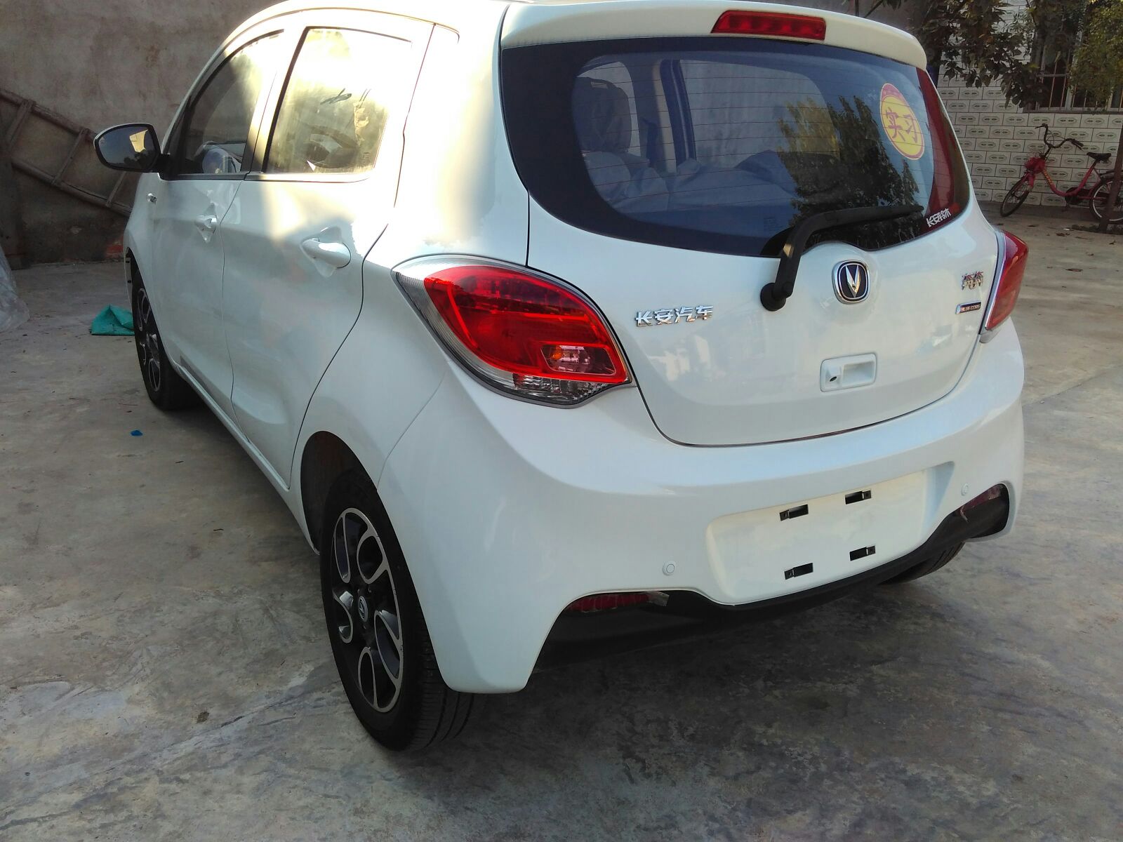 2015款新奔奔尊贵版白色提车作业……国产没人权发现……,求声望