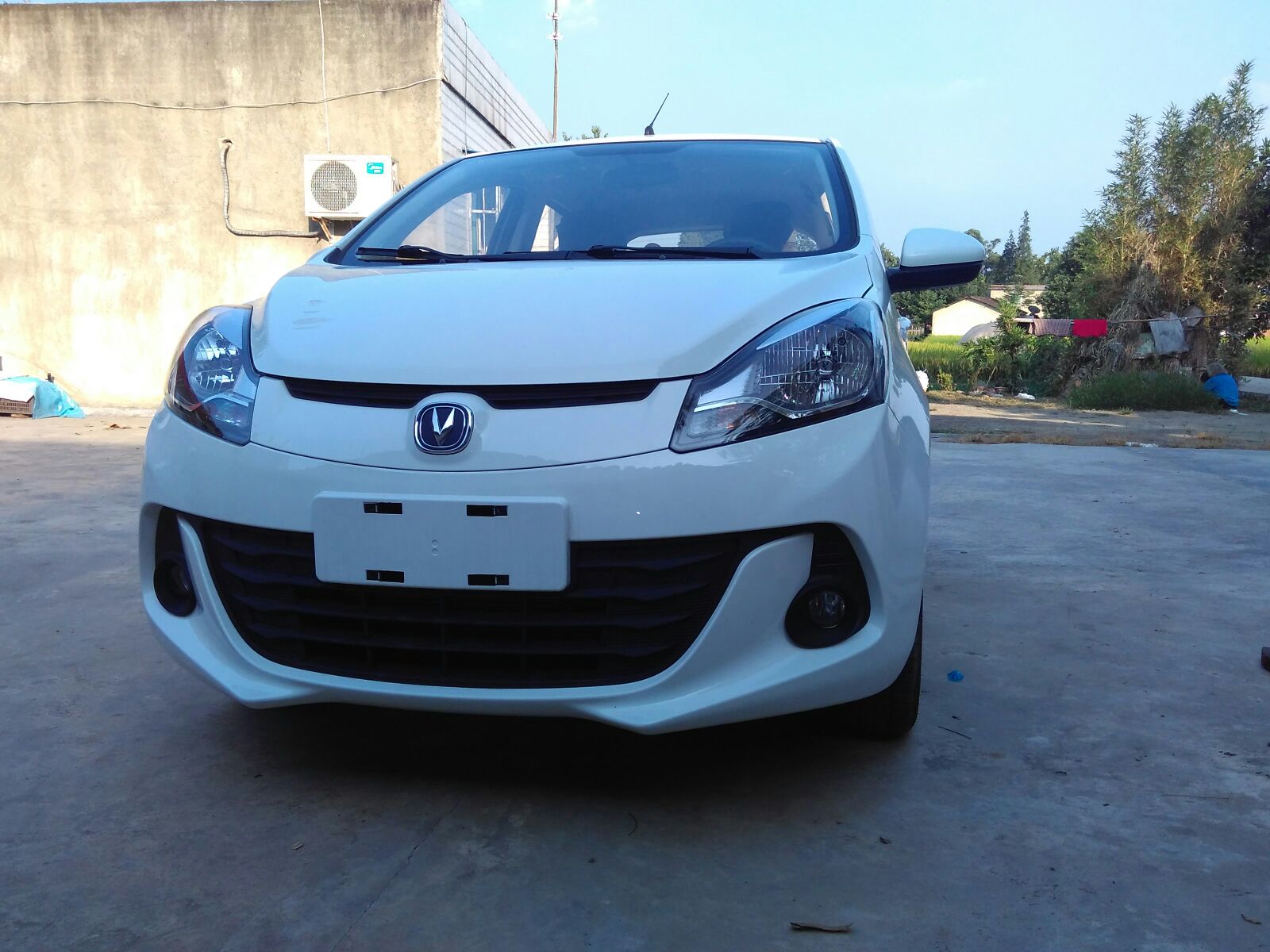 2015款新奔奔尊贵版白色提车作业……国产没人权发现……,求声望