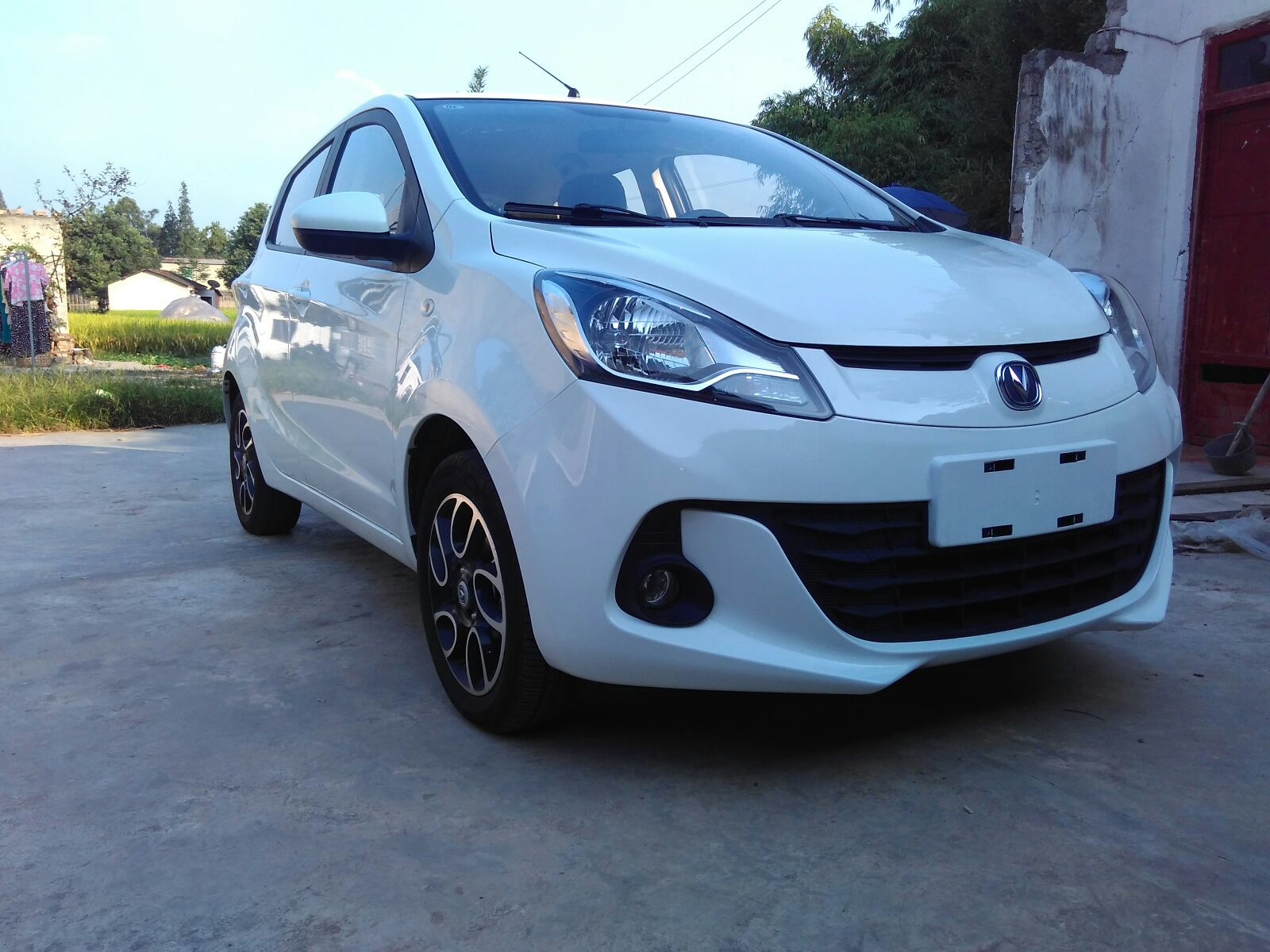 2015款新奔奔尊贵版白色提车作业……国产没人权发现……,求声望