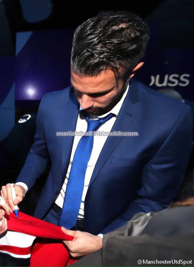 范佩西在土耳其,为曼联球迷在曼联球衣上签名.