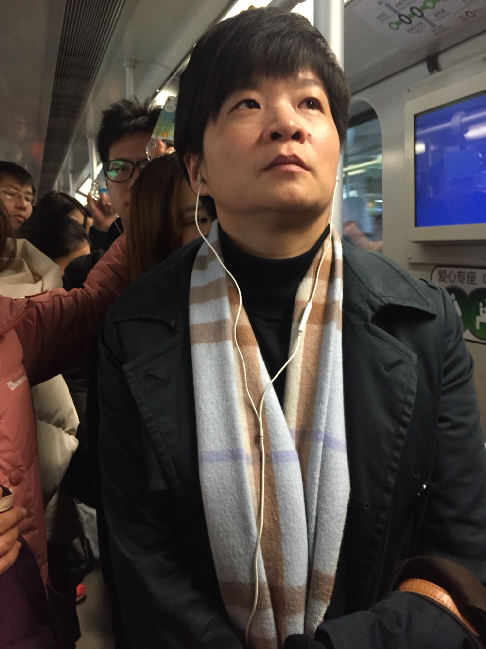 [看着打]在地铁上遇到一个人,乍一看没分出男女,但是很面熟