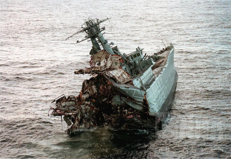 水我的鱼雷也要这炫目爆炸视觉效果澳军驱逐舰遭mk48鱼雷击中当场断成