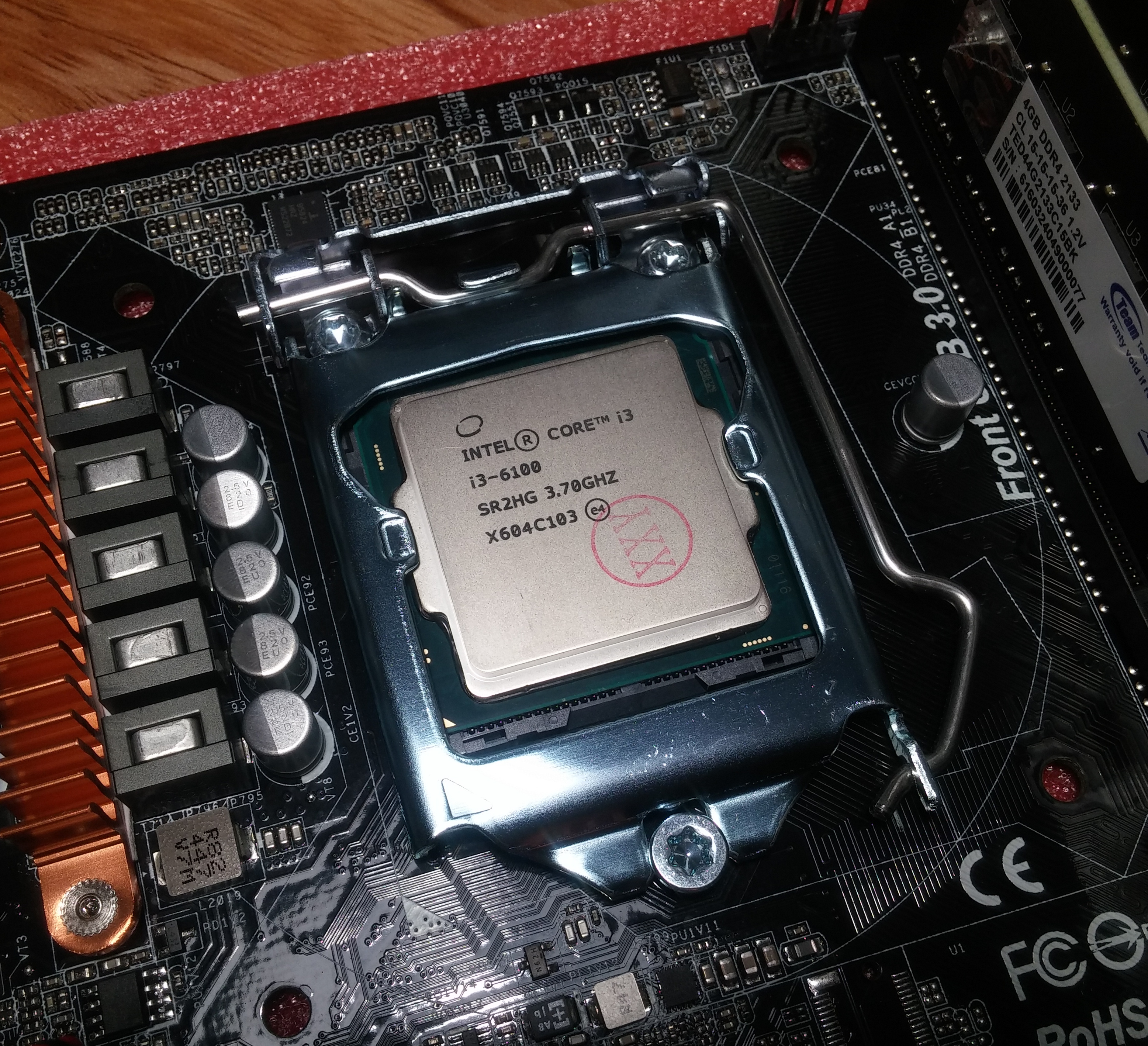 cpu特写,i3 6100散片,看中hd530核显和4线程不惧各种全家桶.