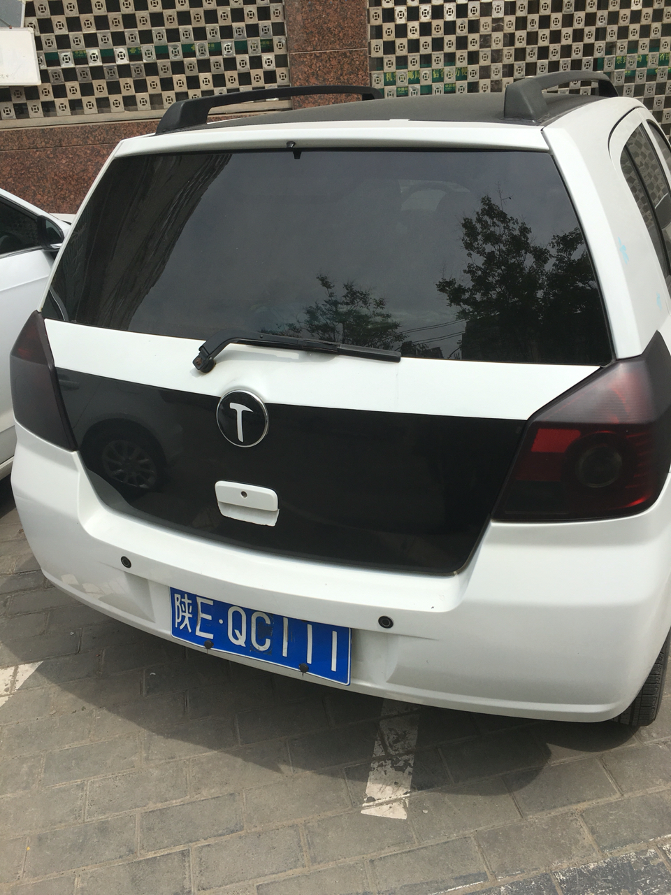 今天看见一汽车标志居然是个锤子这啥车啊