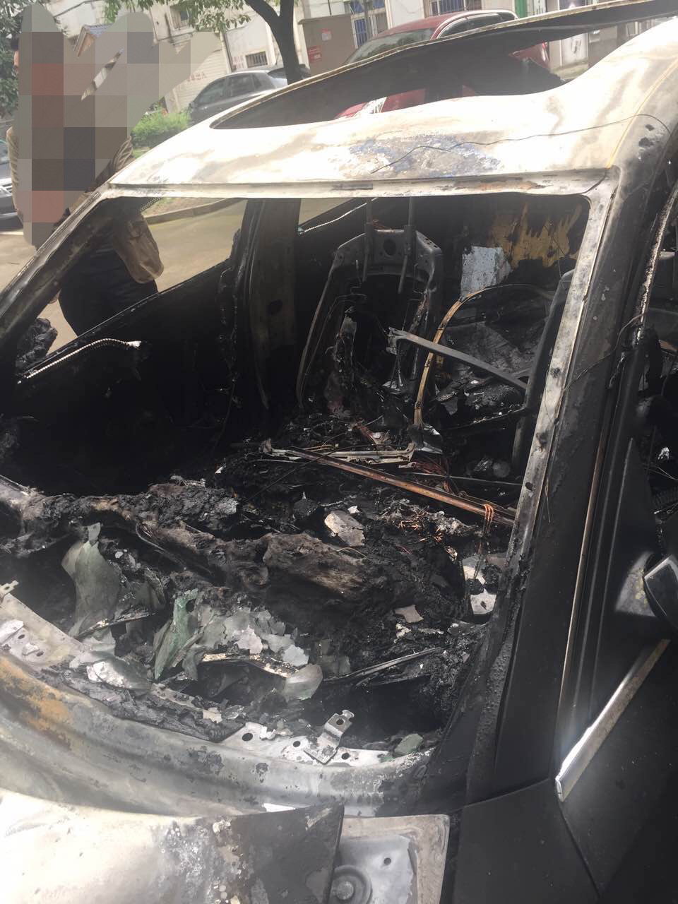 朋友家奥迪a6半夜自燃各位车神来评判一番