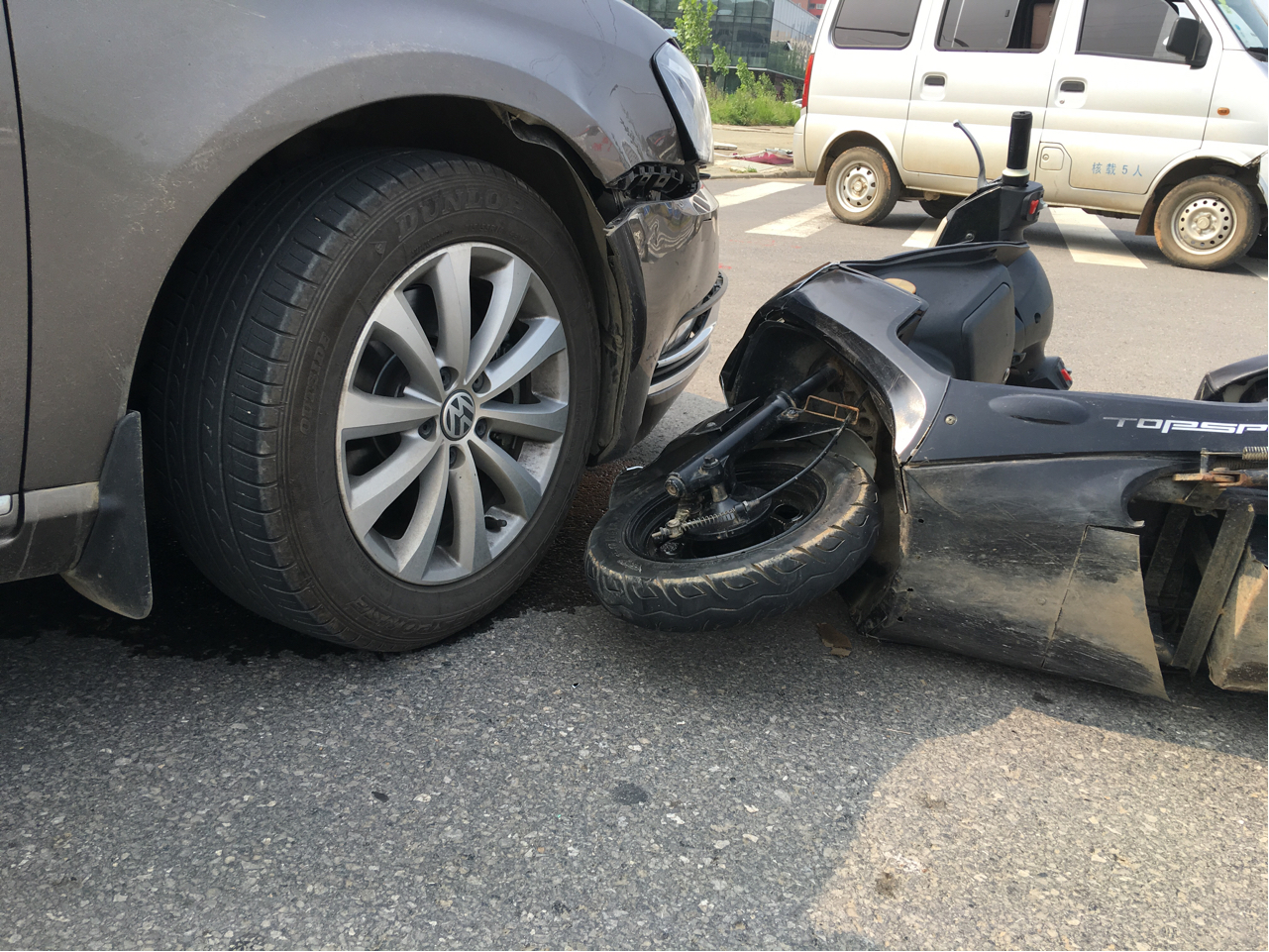 车在十字路口被电动车撞了定了我全责后续还有