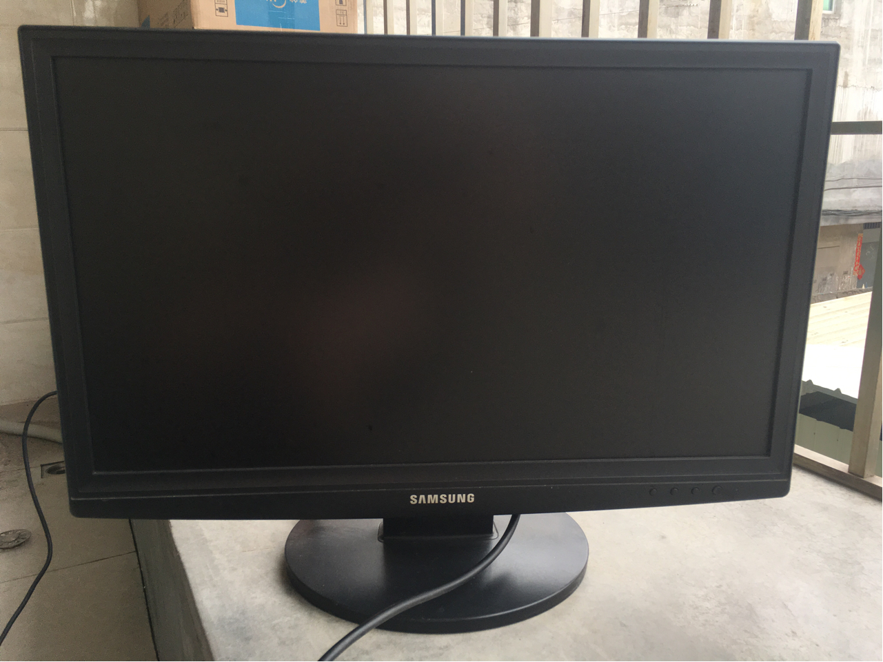 电脑硬件出三星24寸显示器一台