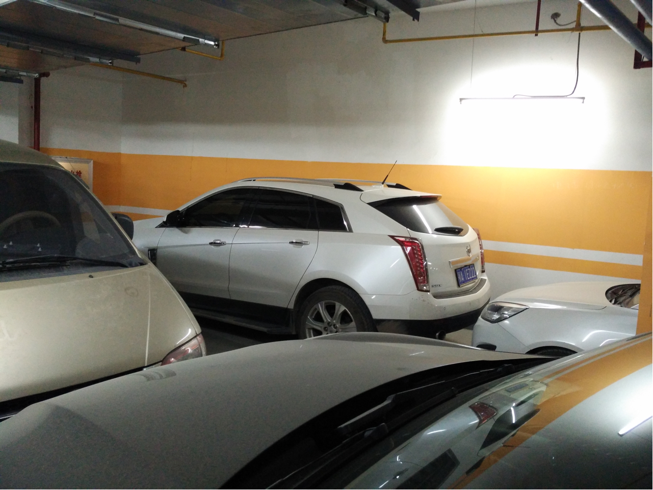 [深夜脑洞大开]停车场里几辆诡异的车