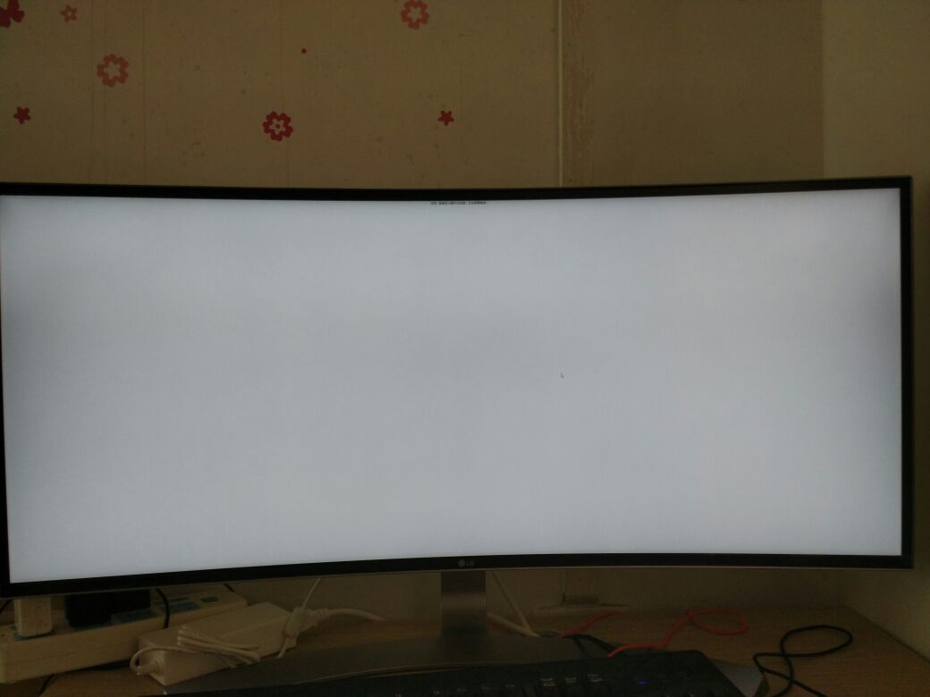 [硬件求助]出大事了,6000多的显示器这是遇到暗斑了吗