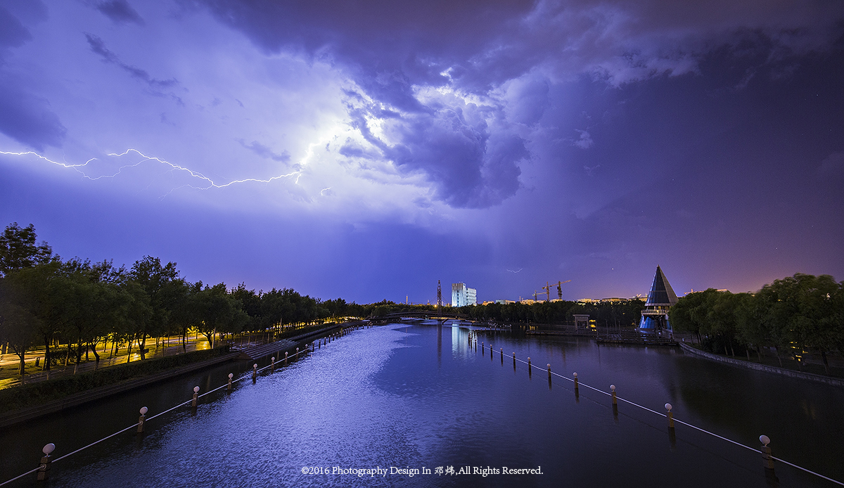 摄影专贴前天晚上拍到的克拉玛依穿城河上空的闪电大半夜一个人在桥上