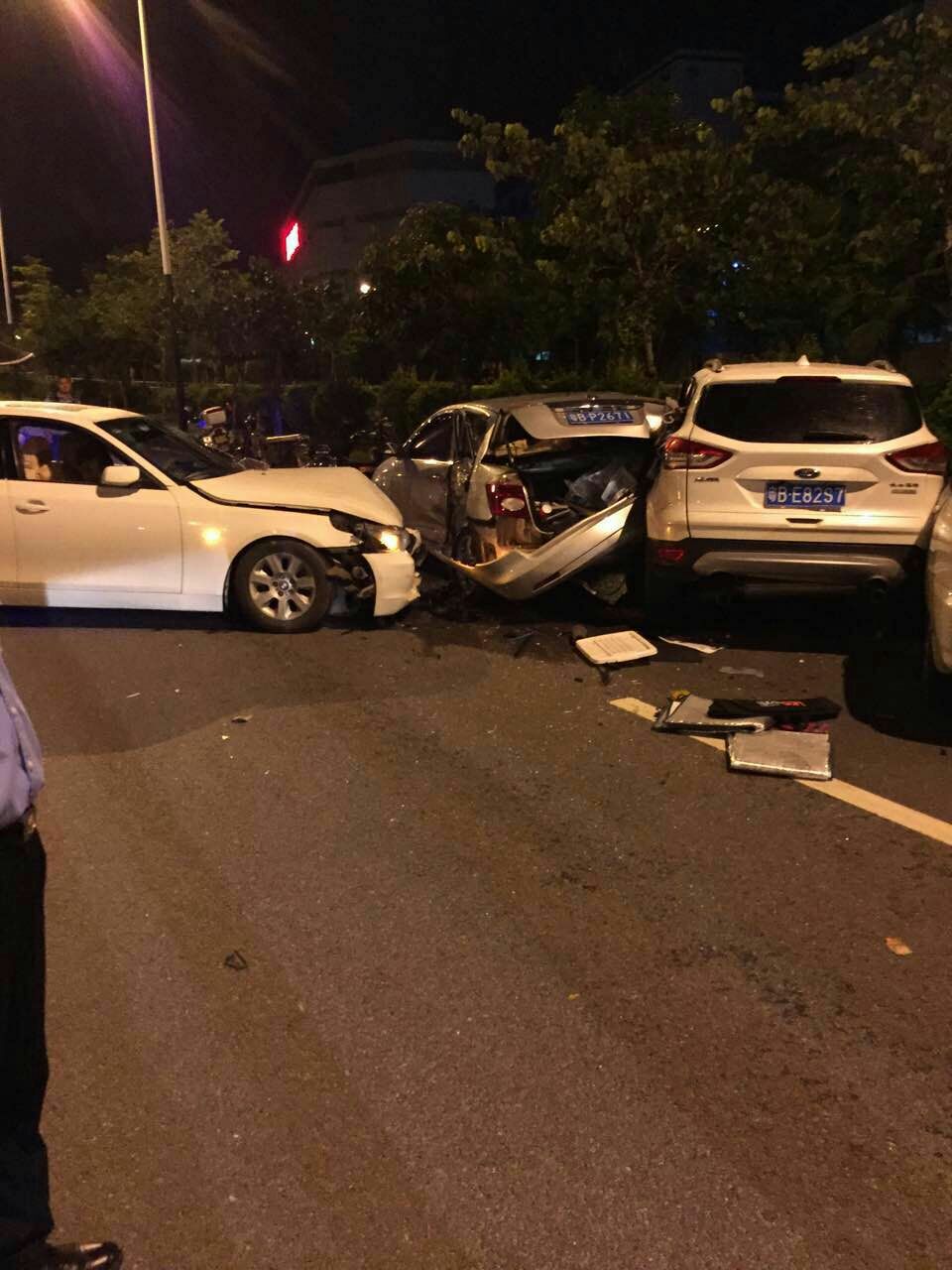 我们工厂门口出事故了,凌晨2点半宝马酒驾,撞了停路边同事4台车(最新