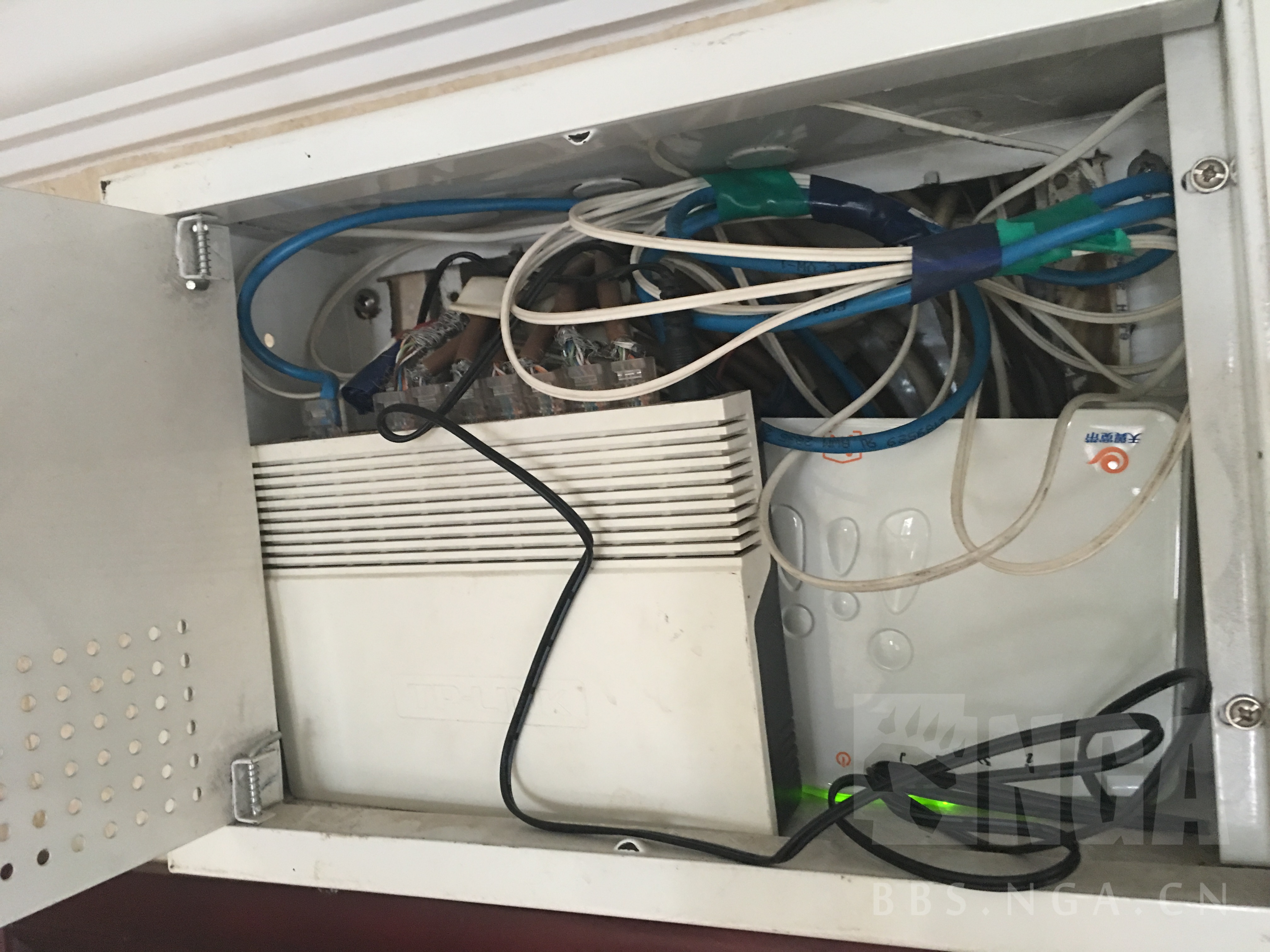 家里弱电箱是一个光猫和一个有线路由器么改怎么配置呢