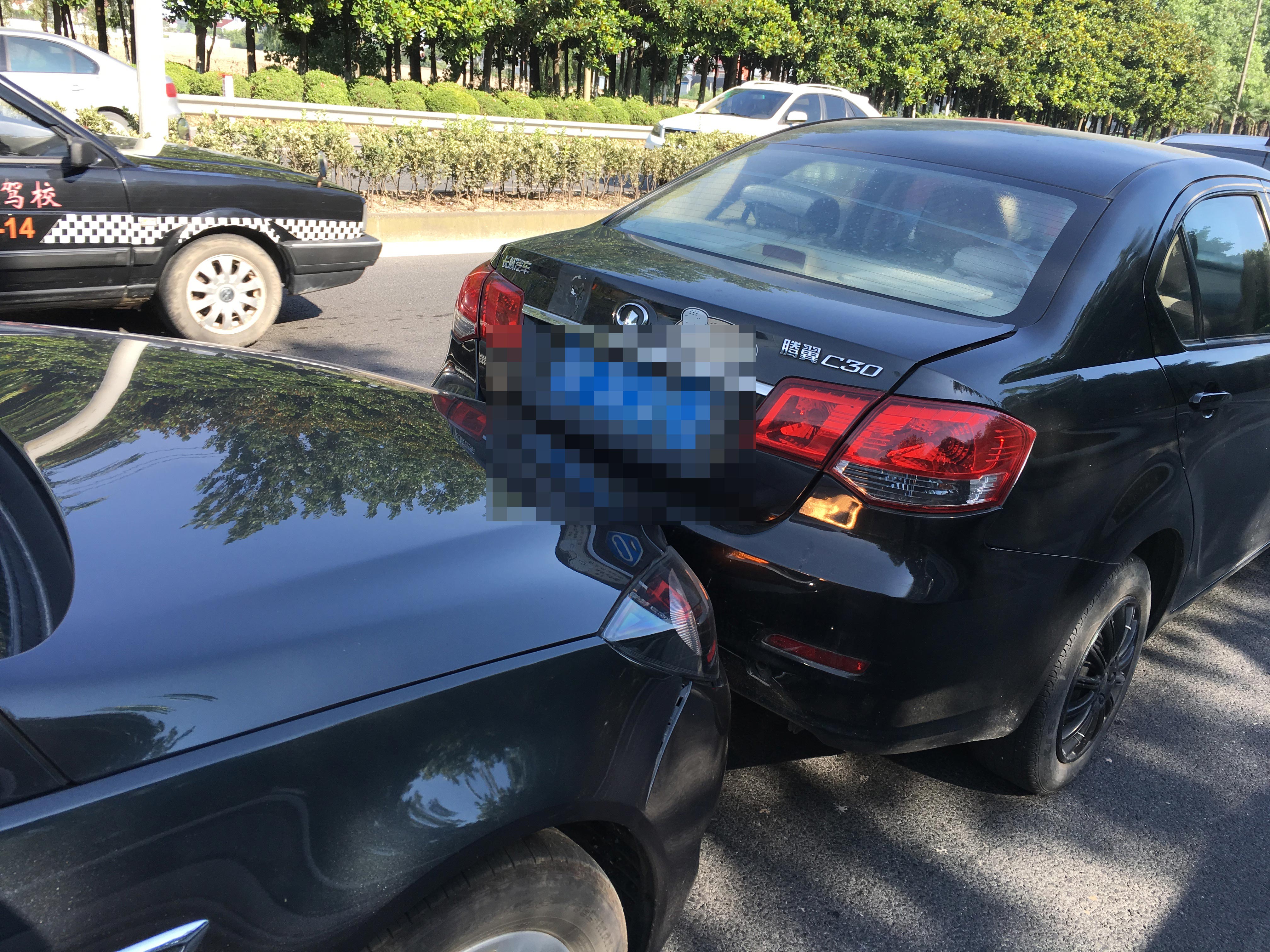 昨天的车祸,4连撞,我的君威首撞,好心疼!喜闻乐见的女司机.们!