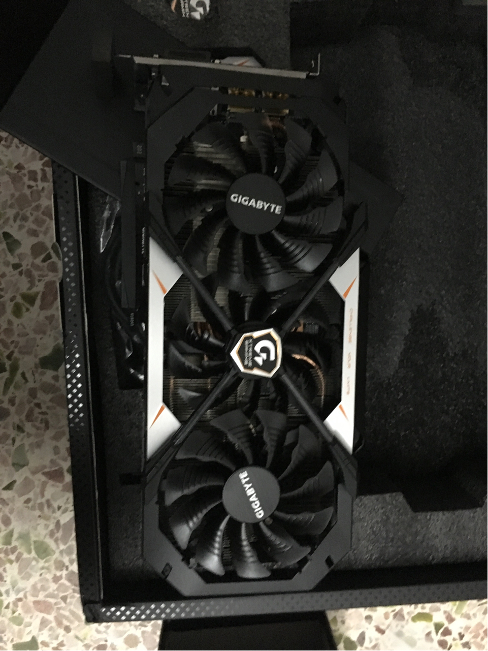 技嘉萤火虫来了,来个渣渣开箱