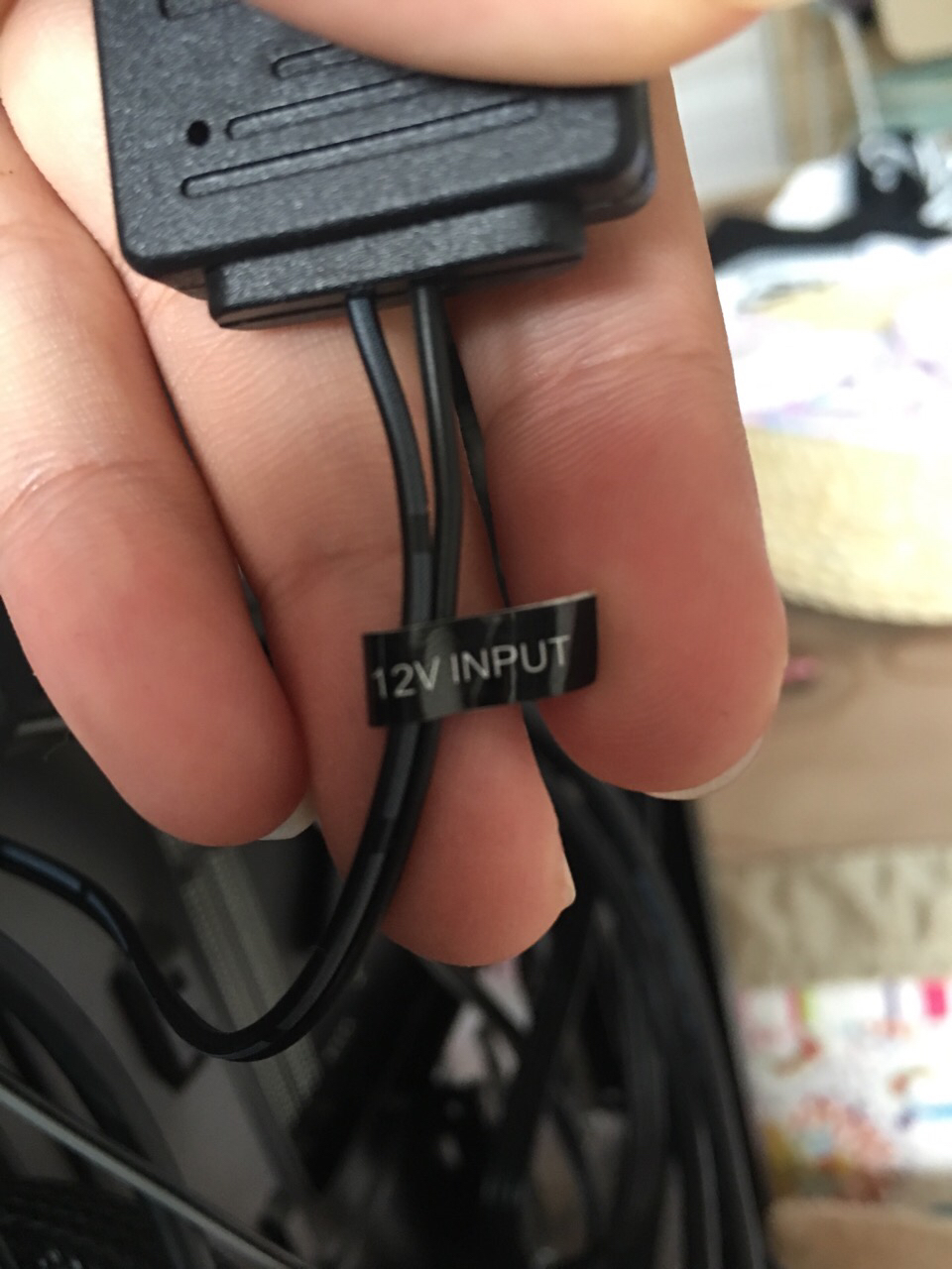 基本装完了就是机箱自带风扇的3pin插头不知道插那里 主板是技嘉z170