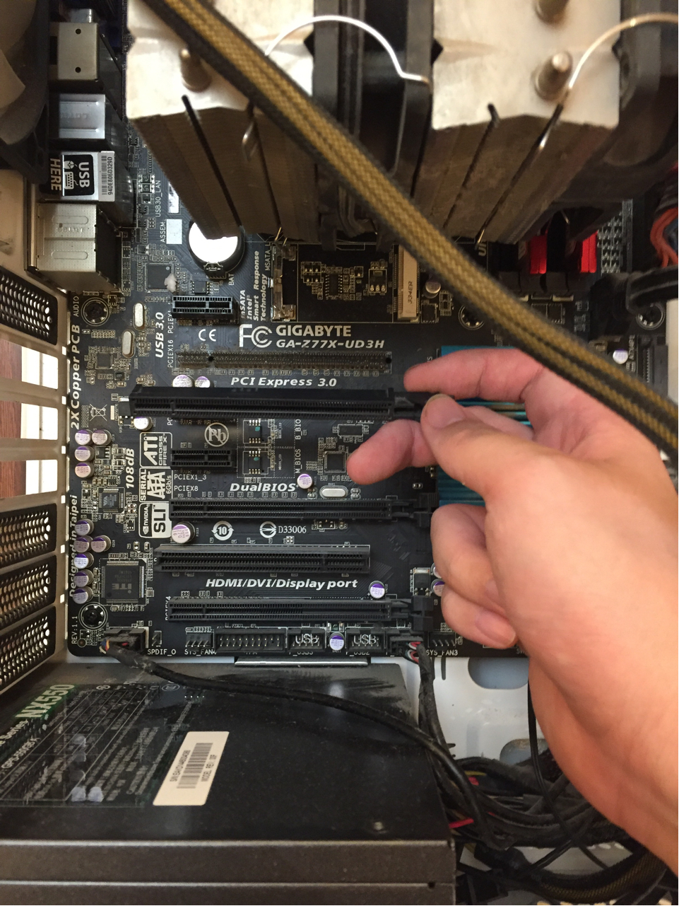 紧急求助楼主作死拔显卡的时候把插显卡的那个插槽也给拔出来了怎么破