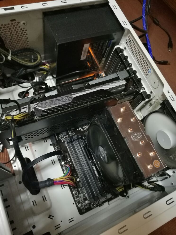 新机器点不亮怎么办?大神帮我看看这个主板针脚是不是歪了