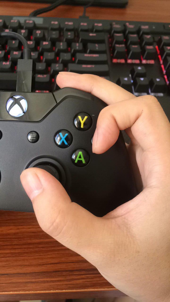 求用手柄的正确姿势,xboxone的.