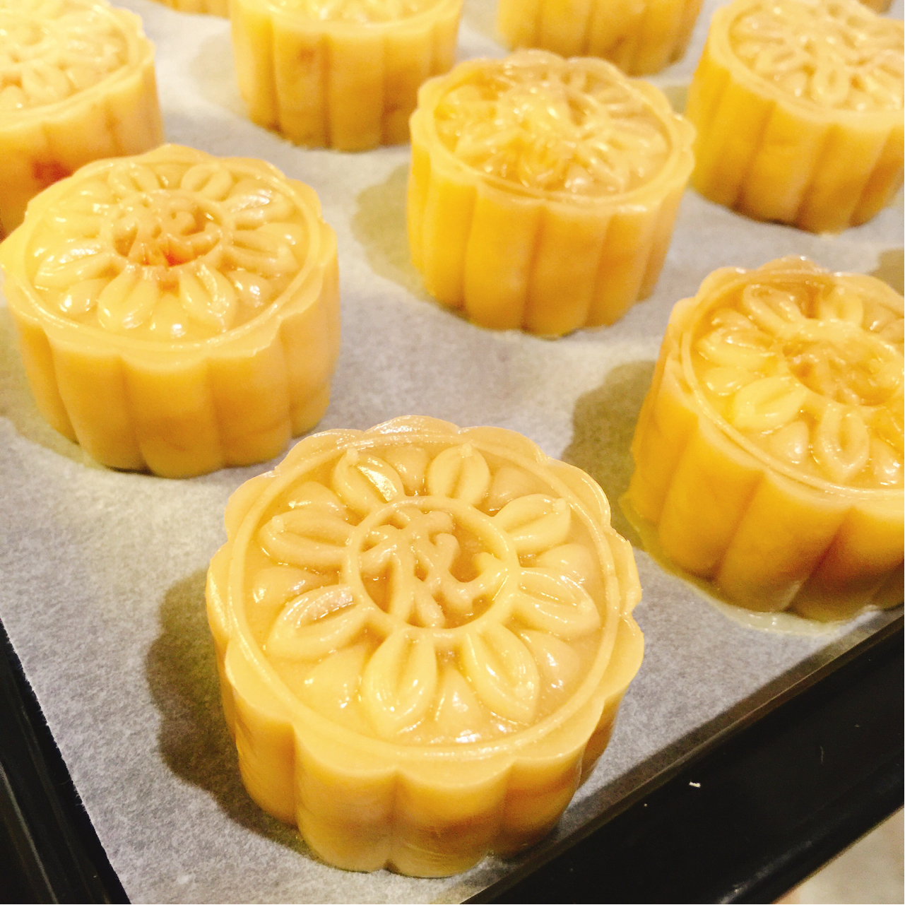 凌晨一点钟的广式蛋黄白莲月饼