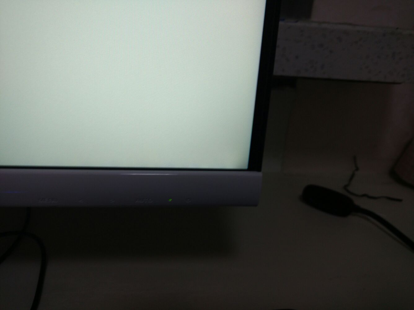 冠捷29寸显示器有暗区而且显示黑色有红色雪