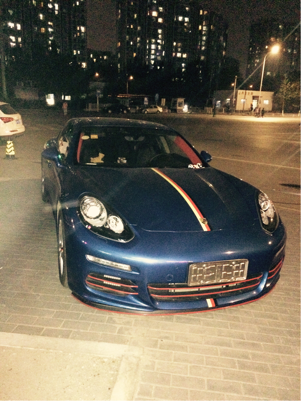 路边看到一辆车,感觉好厉害的样子