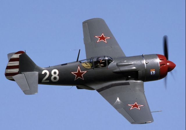 拉-7座舱式样和机炮位置跟拉-9是不一样的 阔爷那架白色27