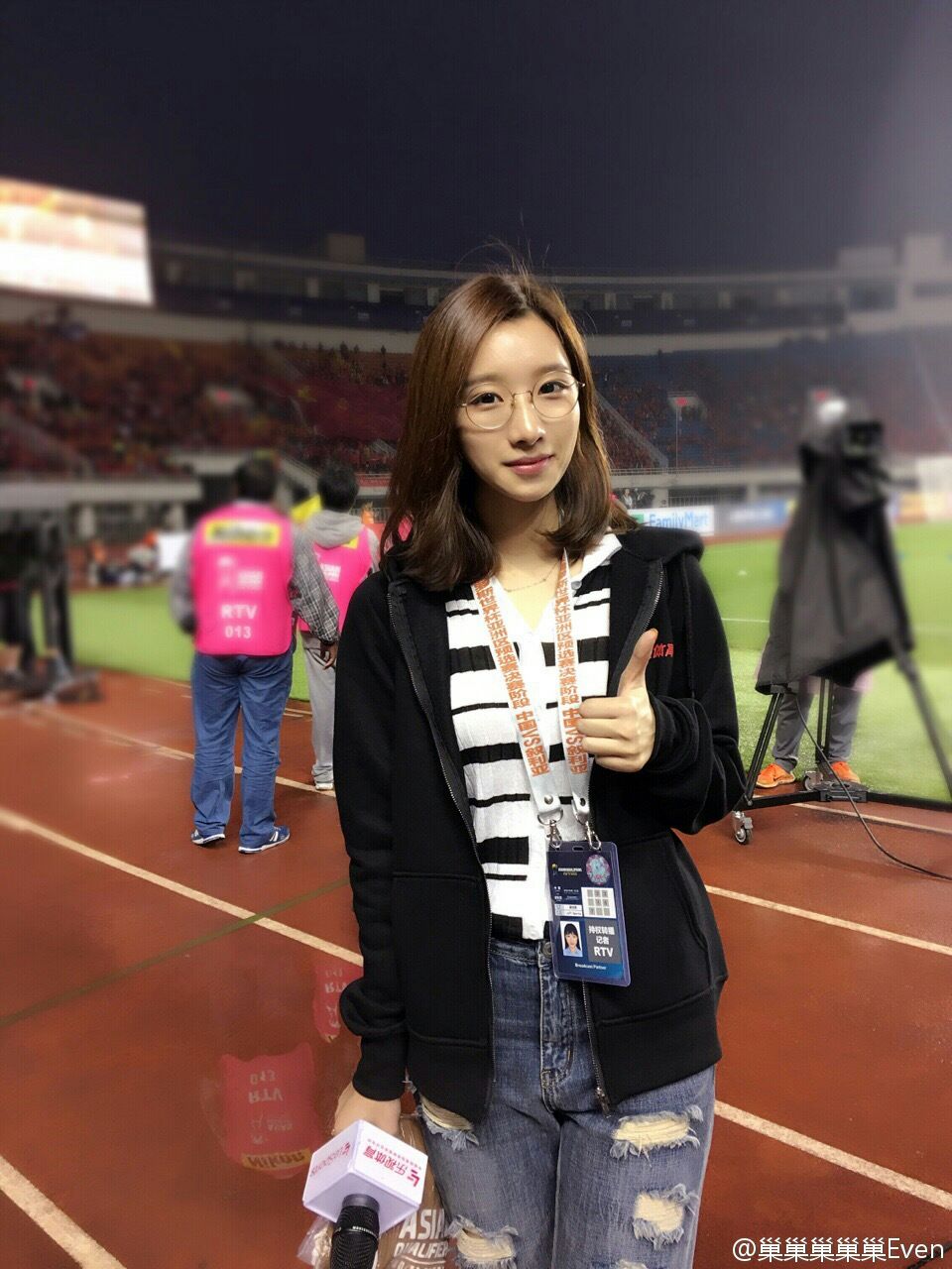 国足赛后拜访,女记者是真的惨