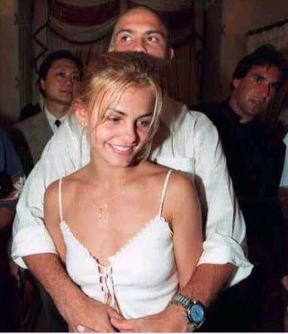 苏珊娜跟大罗根本没结婚啊,大罗的老婆是米兰妮,前巴西女足国脚