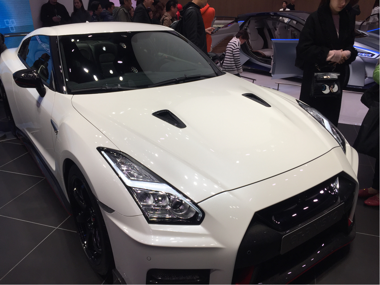 今天在东京都银座的日产店看到一辆展出的gtr真是酷炫