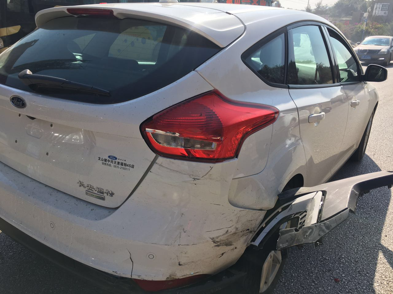 提车三天就被撞这鸟样帮看看可能得内伤