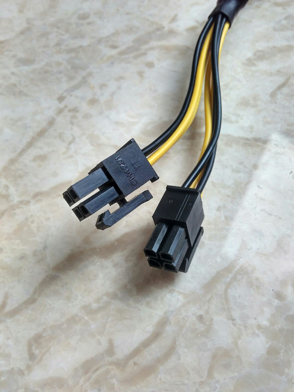 这个是显卡线还是cpu供电线 突然发现的,一直以为的显卡供电线[s:ac