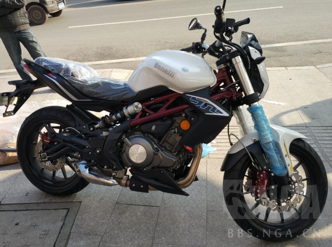 提车贴钱江贝纳利蓝宝龙300bn302abs拆箱提车