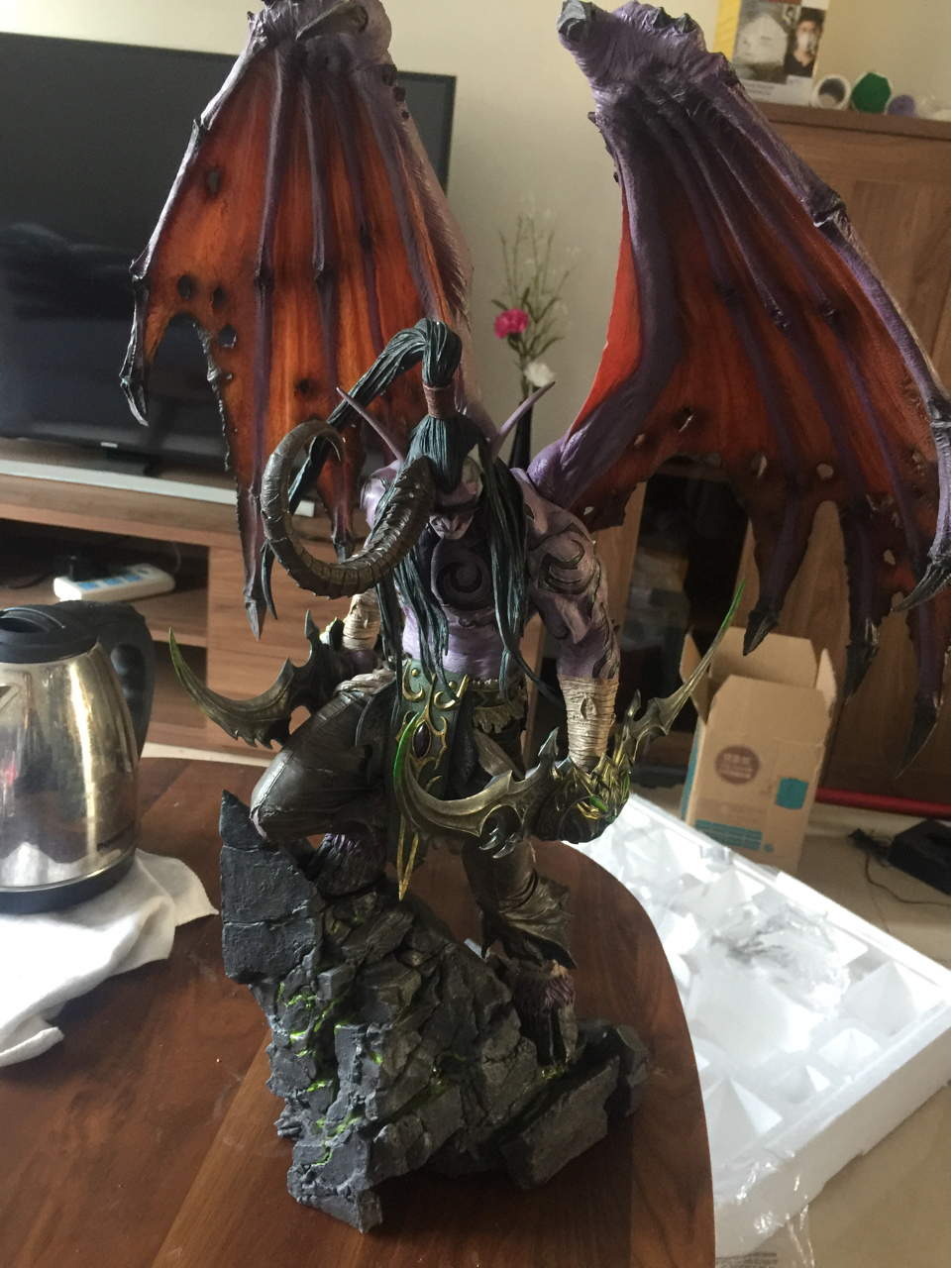 上次暴雪狼骑兵断了一个角伊利丹手办又断了一个