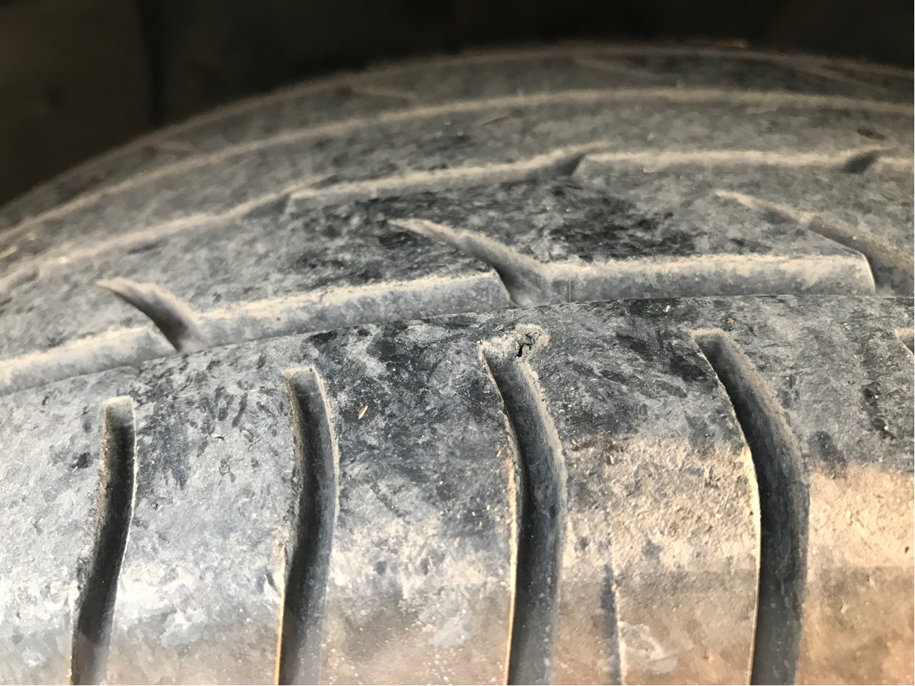 轮胎胎面这样了能继续用吗老司机帮忙看看