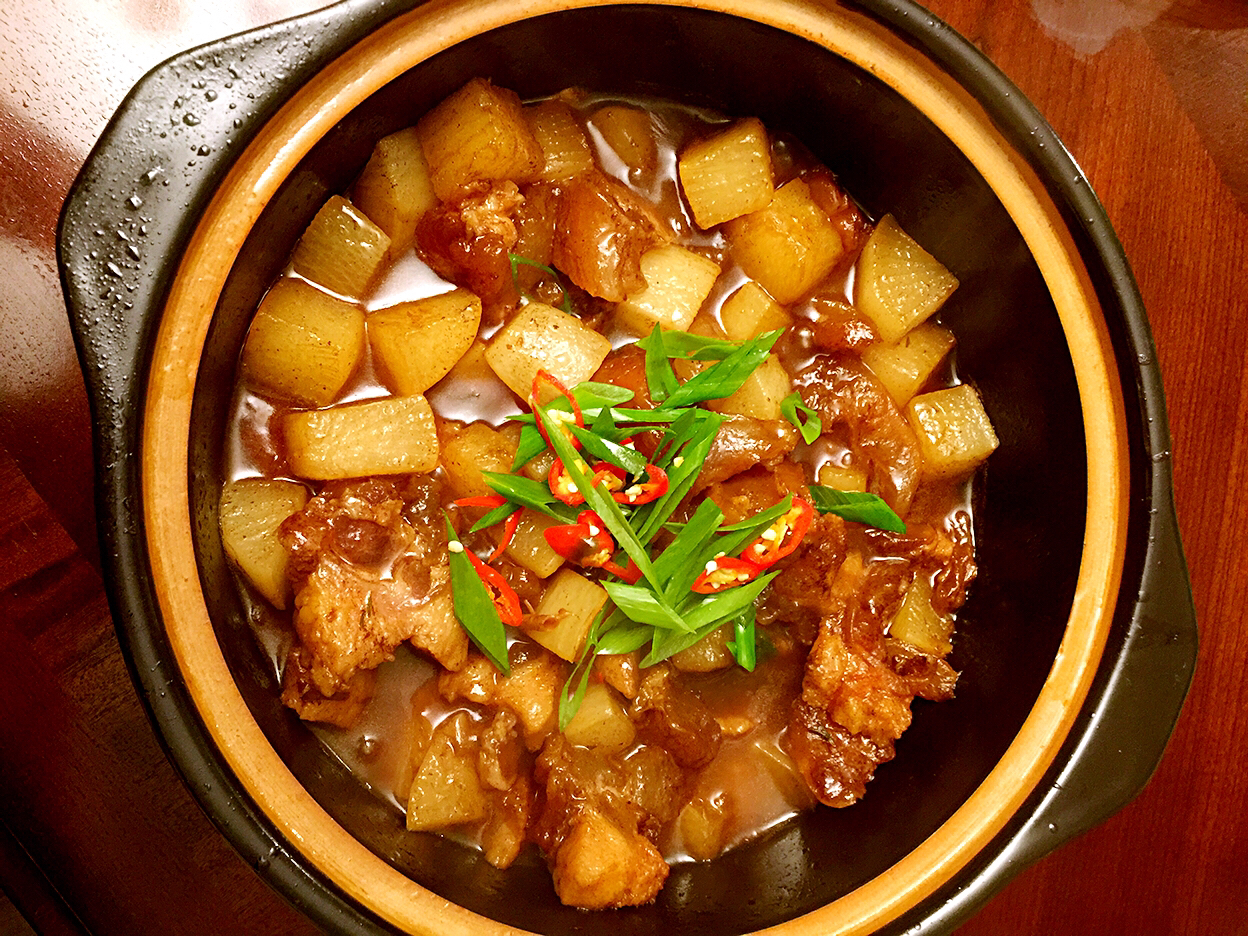 美食区冬活燃烧的厨之魂一锅热腾腾的霜冻炖菜牛筋牛腩萝卜煲