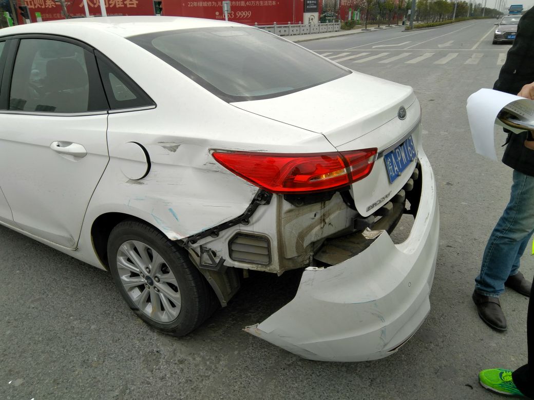 上路开车真的要好好学习交规开在路上被一辆电瓶车给怼了车屁股最后