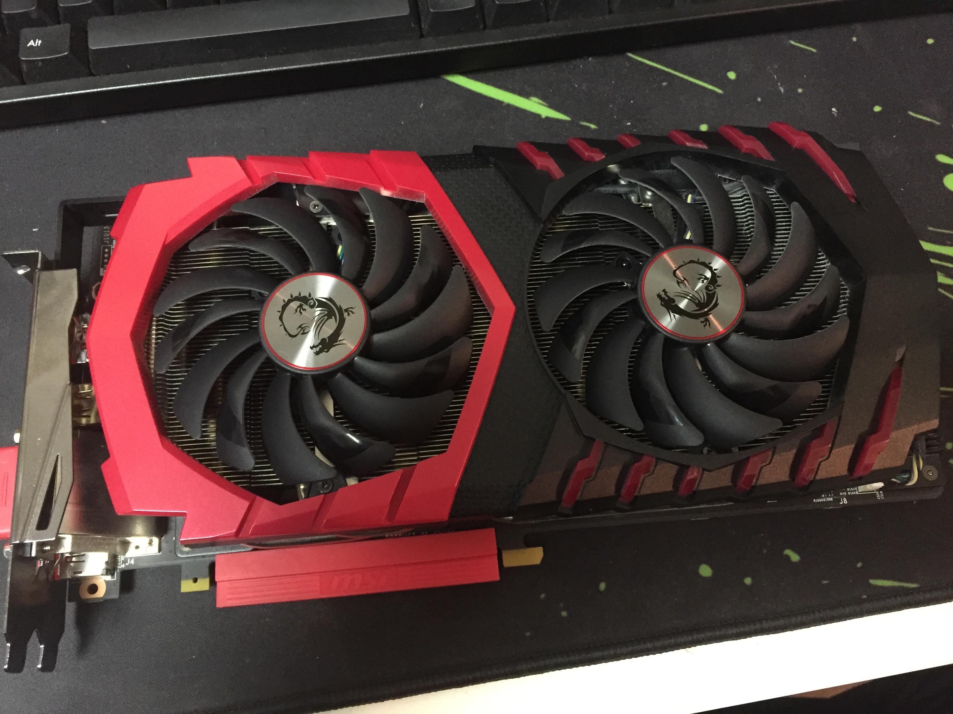 难以掩饰激动的心情,想都没想马上就把手上的msi gtx1080红龙x挂到