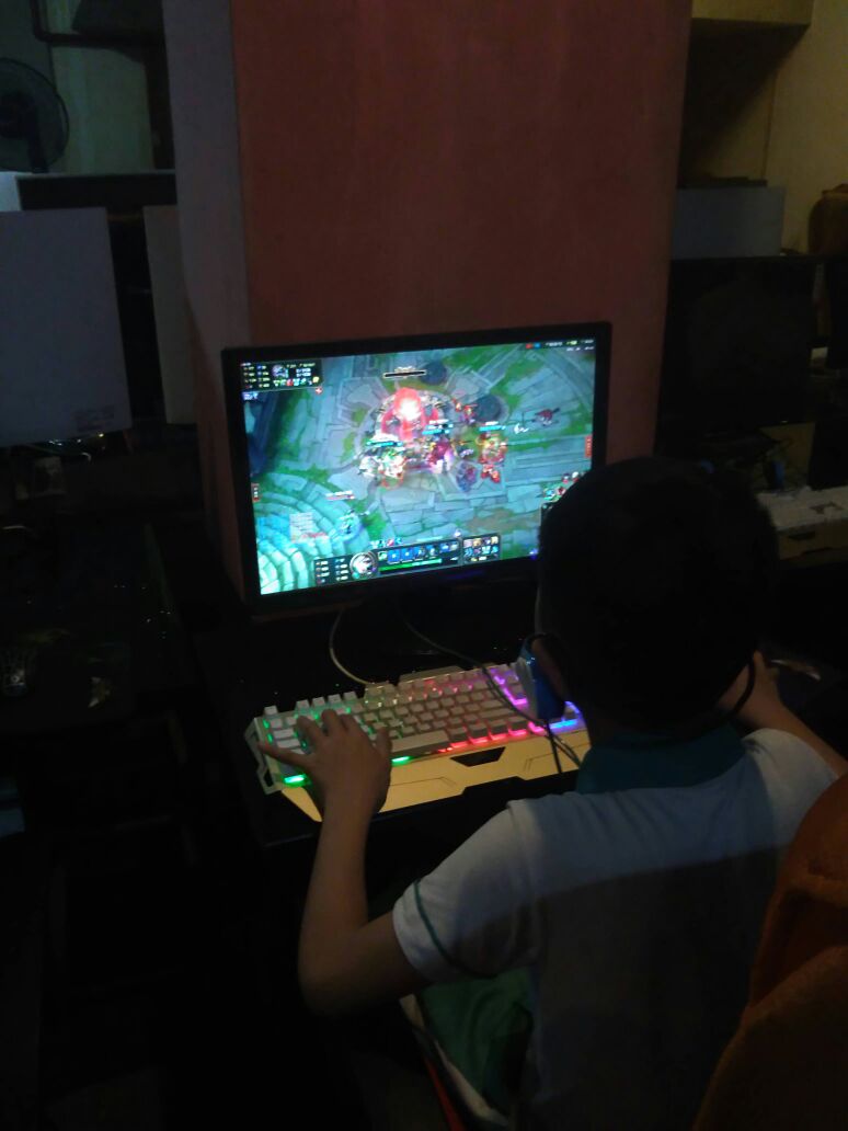 [网吧见闻]小学生的瑞雯超神啦