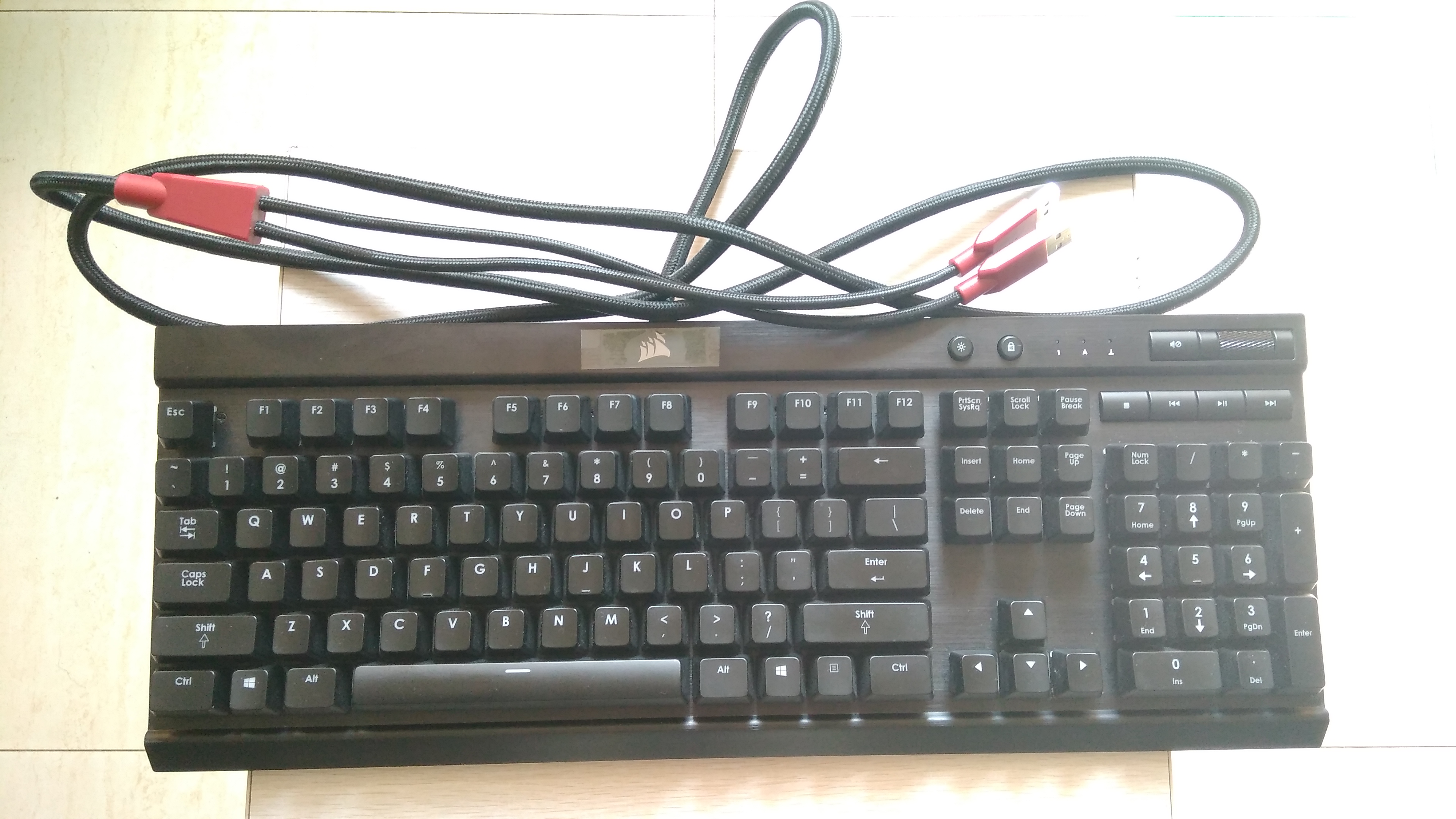 已出出售自用机械键盘海盗船k70红轴rgb680包顺丰