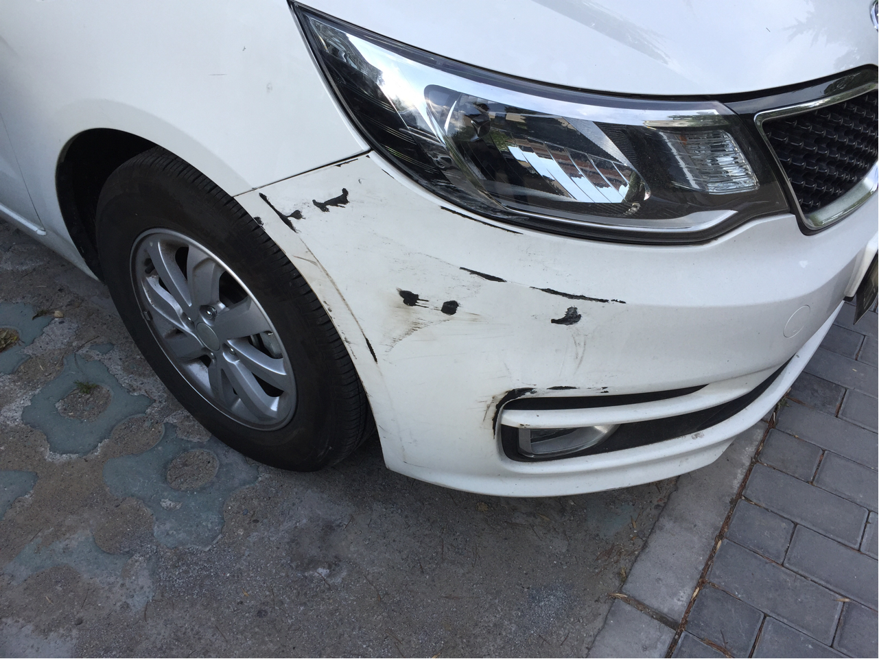 车停在小区被人蹭了各位老铁来看看怎么修