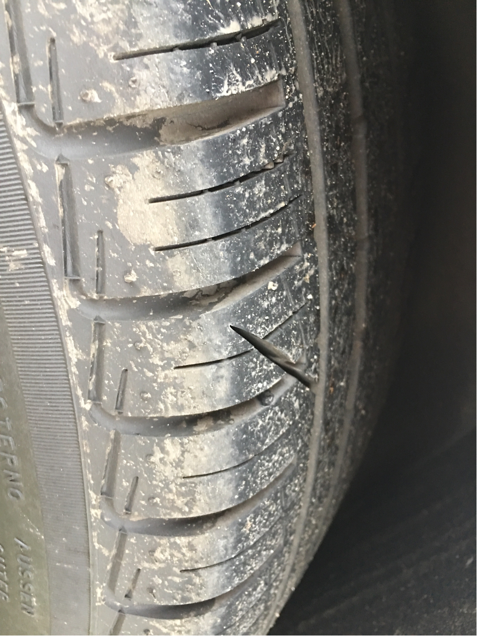 话说轮胎上出现这样的划痕要不要紧?