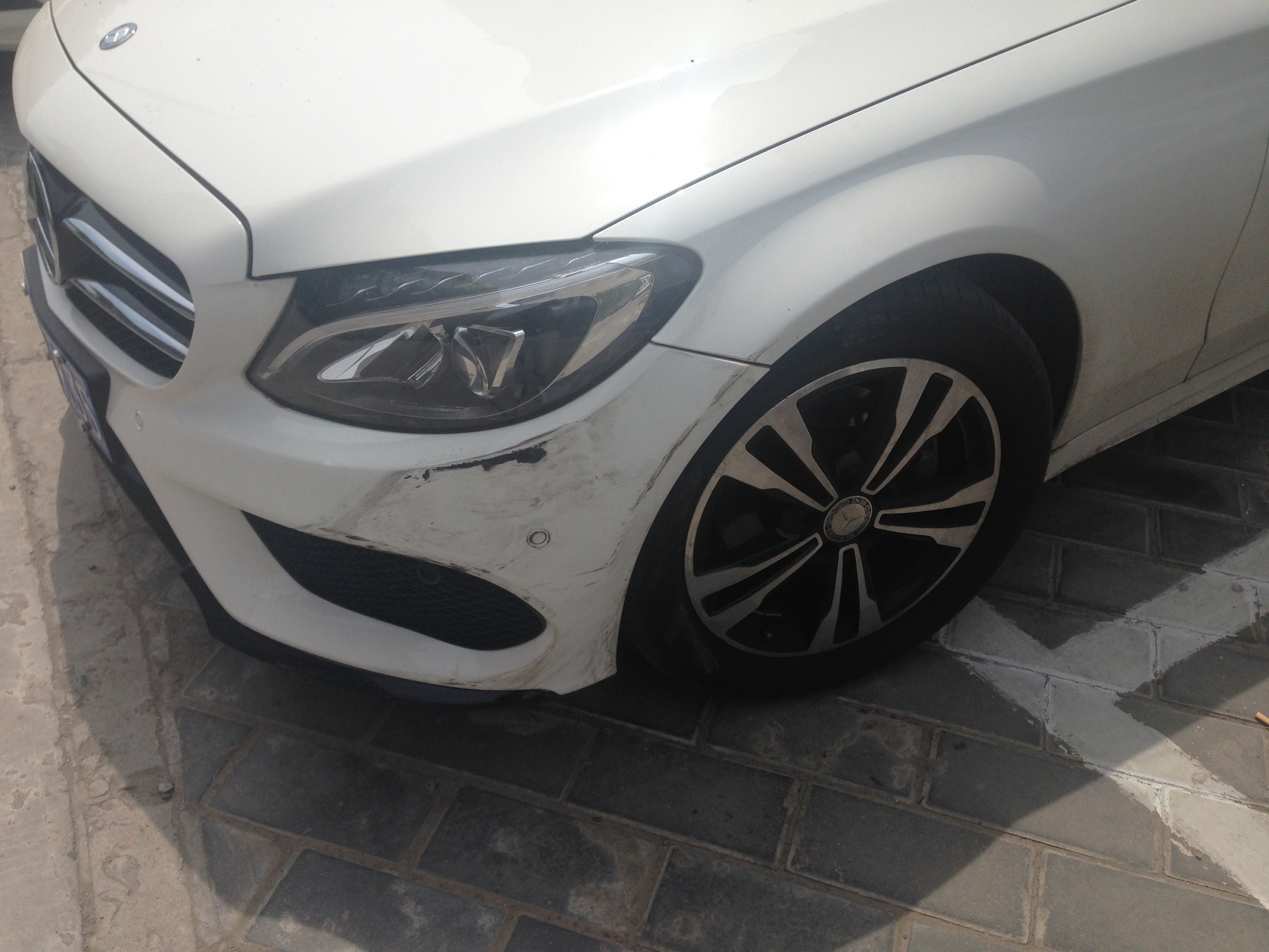 今天车在院子被同事蹭了