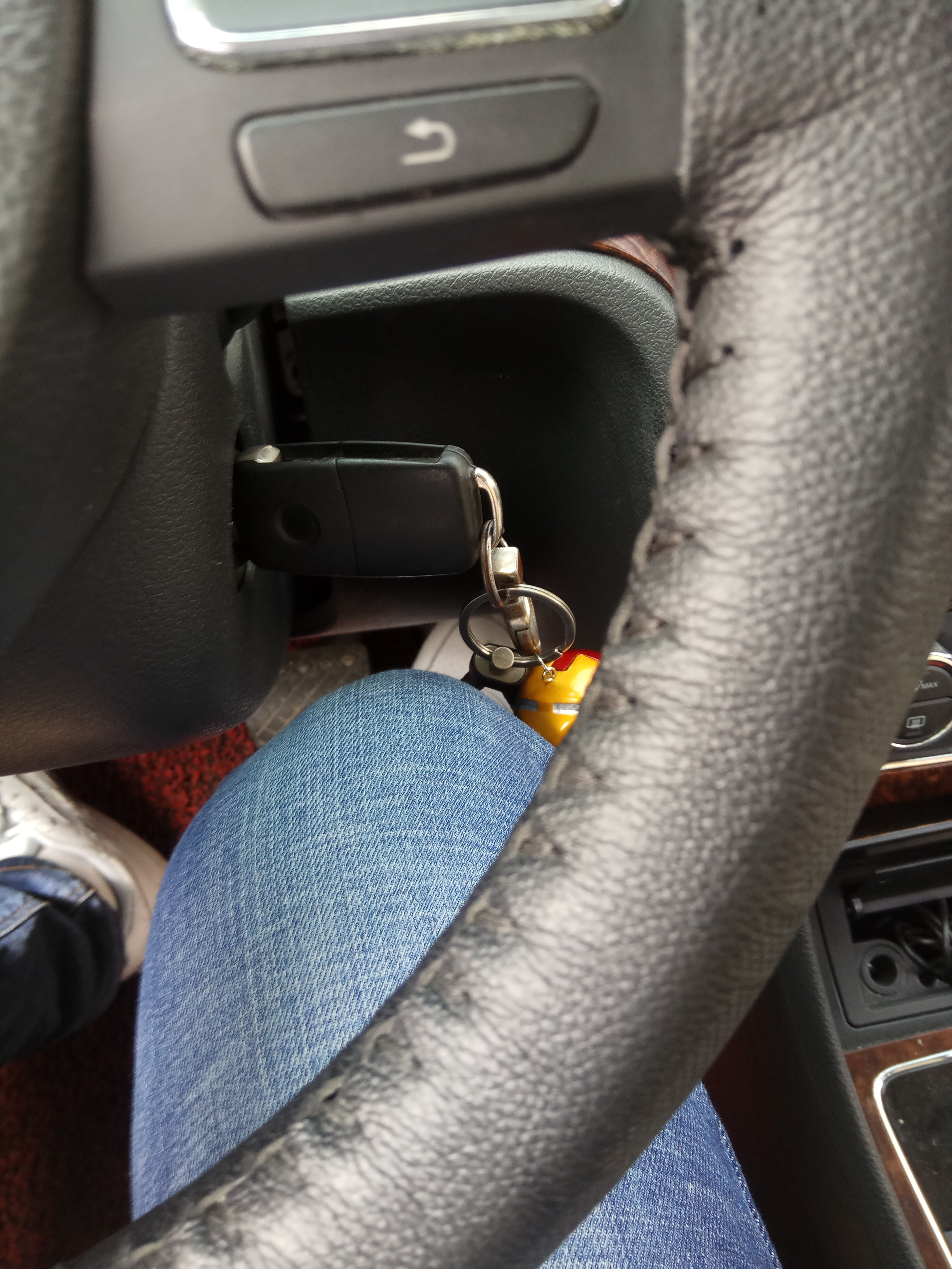 插钥匙启动的车子你们怕不怕膝盖撞到钥匙么我每次开车的时候心惊肉跳