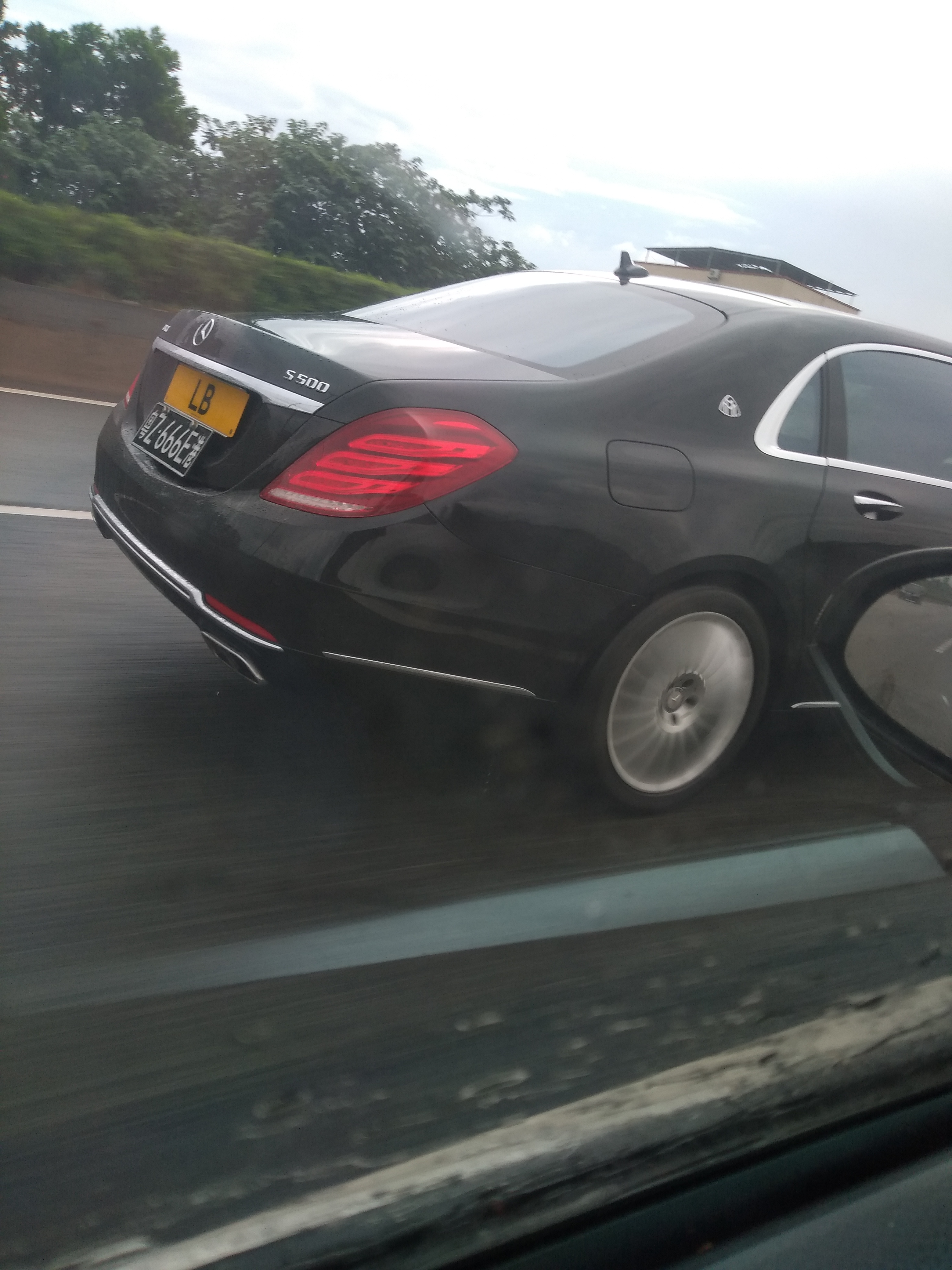 今天看到一辆迈巴赫香港这车牌值多少钱