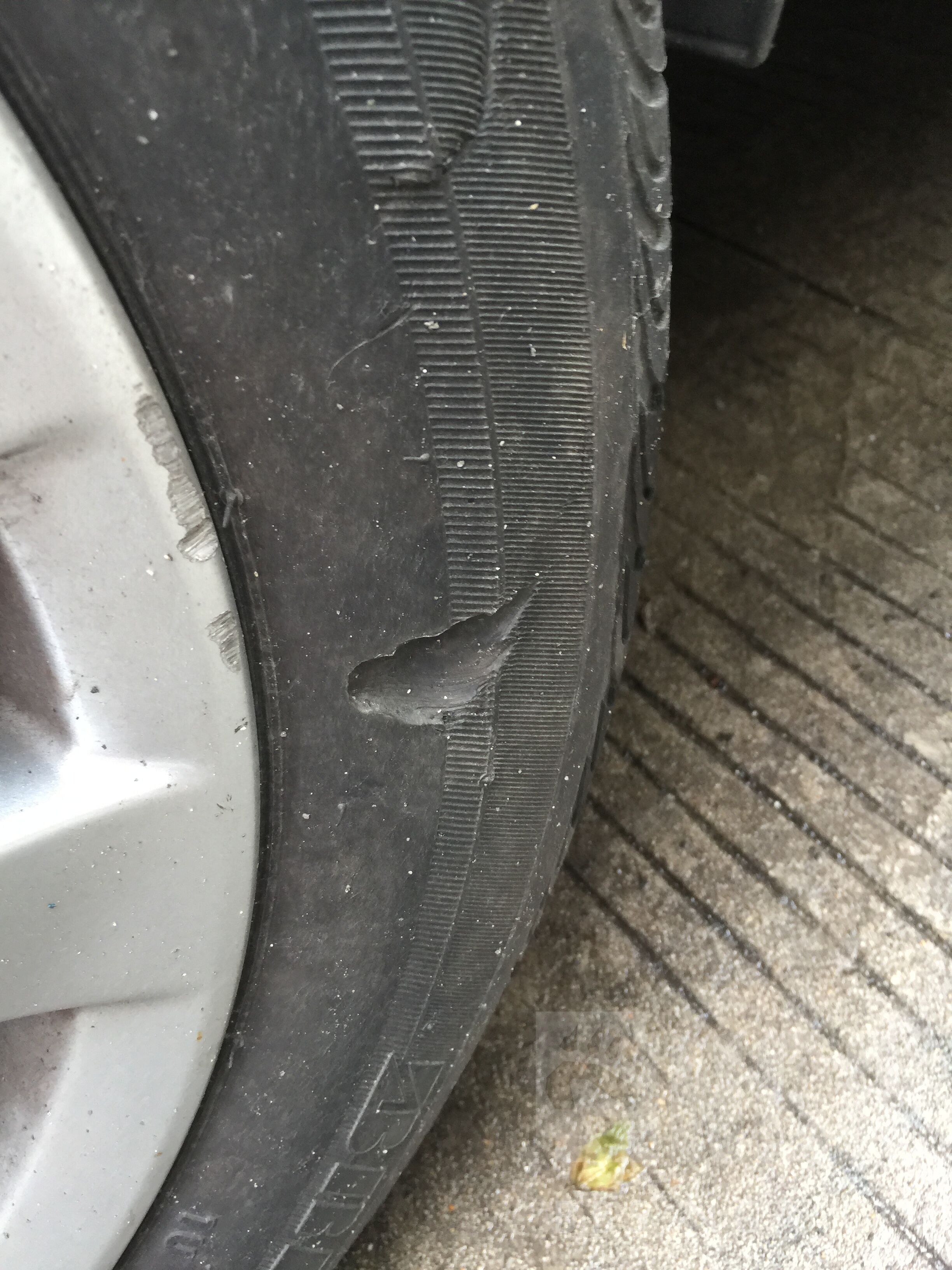[问题求解] 轮胎侧面刮出一个坑,没露线,放后轮市区使用问题大吗